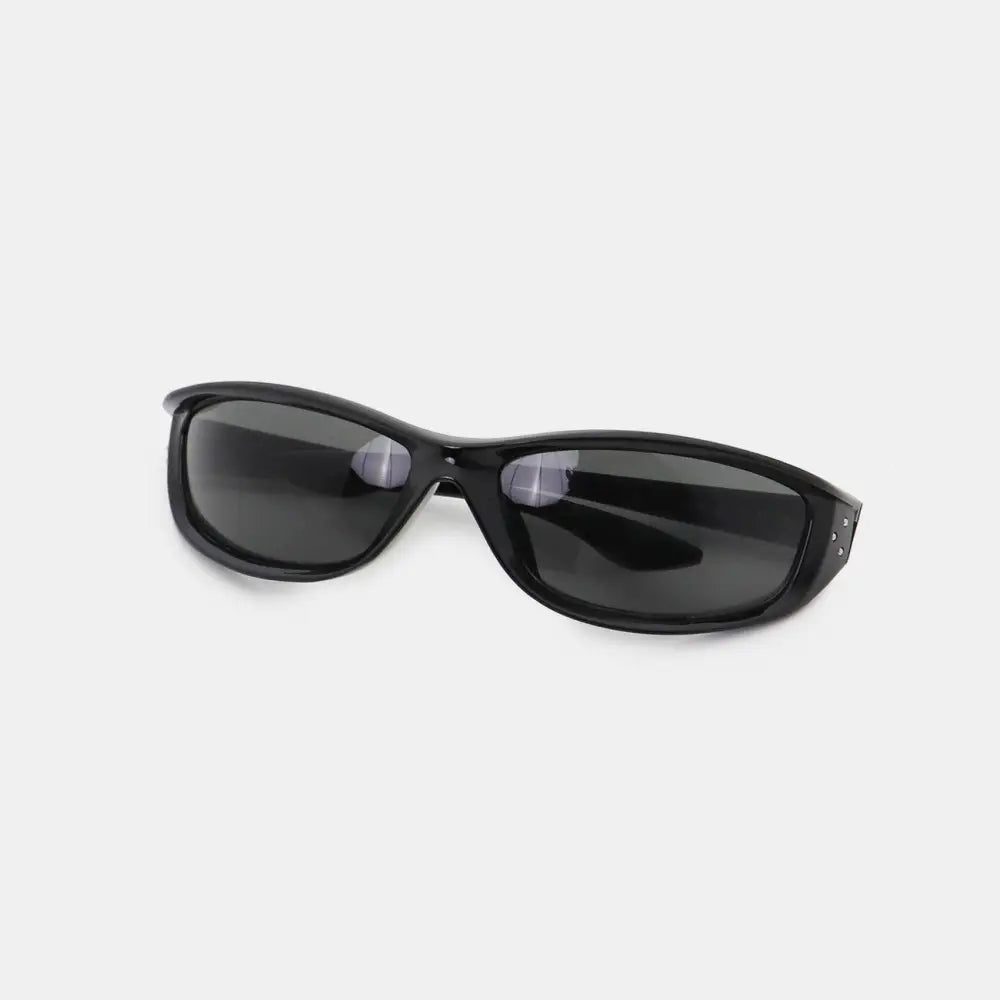 Chic Black Frame Rectangle Sunglasses with Durable Polycarbonate Frame