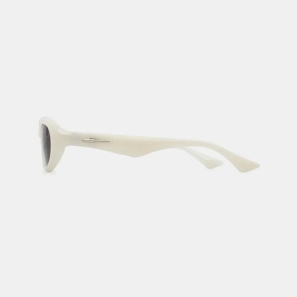 Chic White-Framed Cat Eye Sunglasses with Brown Polycarbonate Lenses