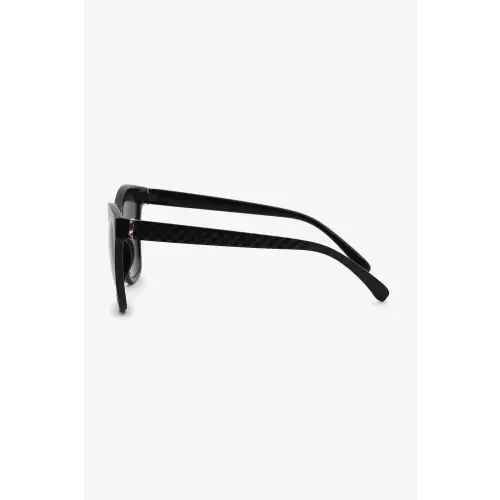 Sleek Black Cat-Eye Polycarbonate Sunglasses for Bold Style