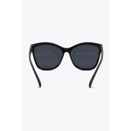 Sleek Black Cat-Eye Polycarbonate Sunglasses for Bold Style