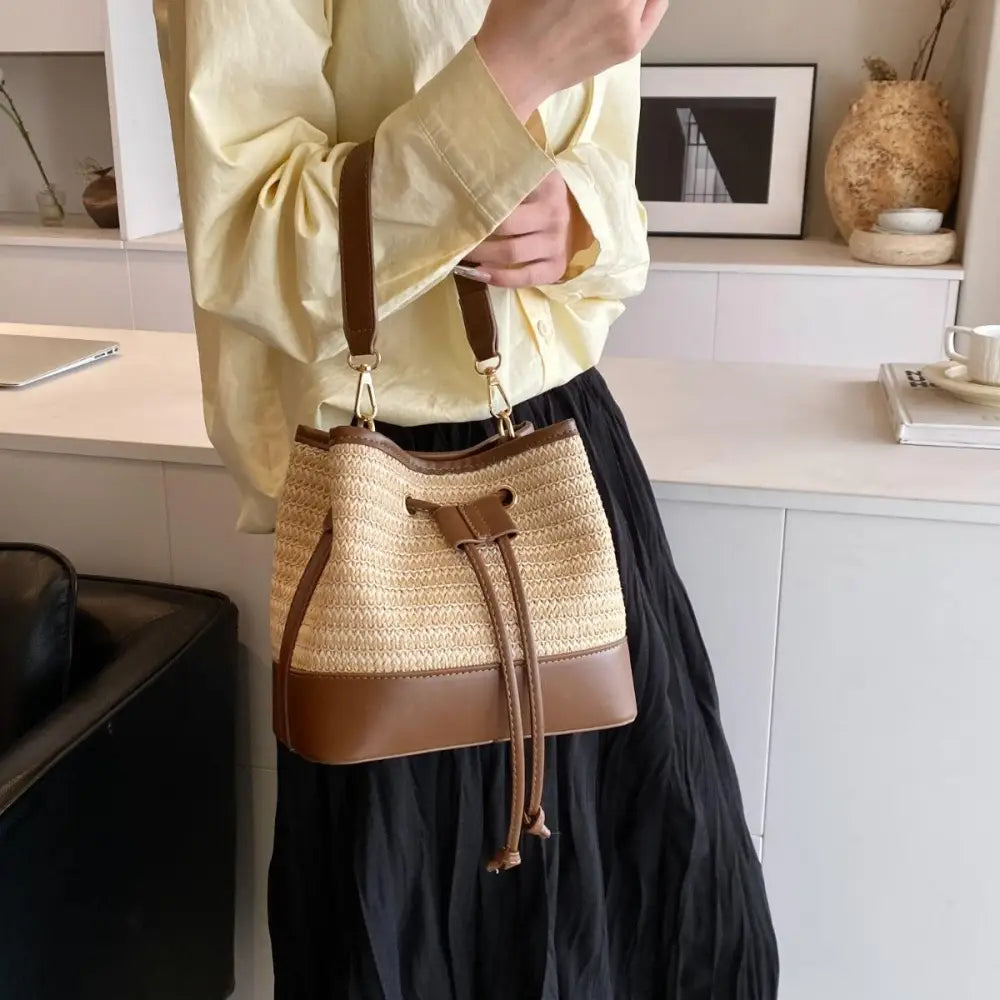 Chic Straw Braided Shoulder Bag for Summer Adventures