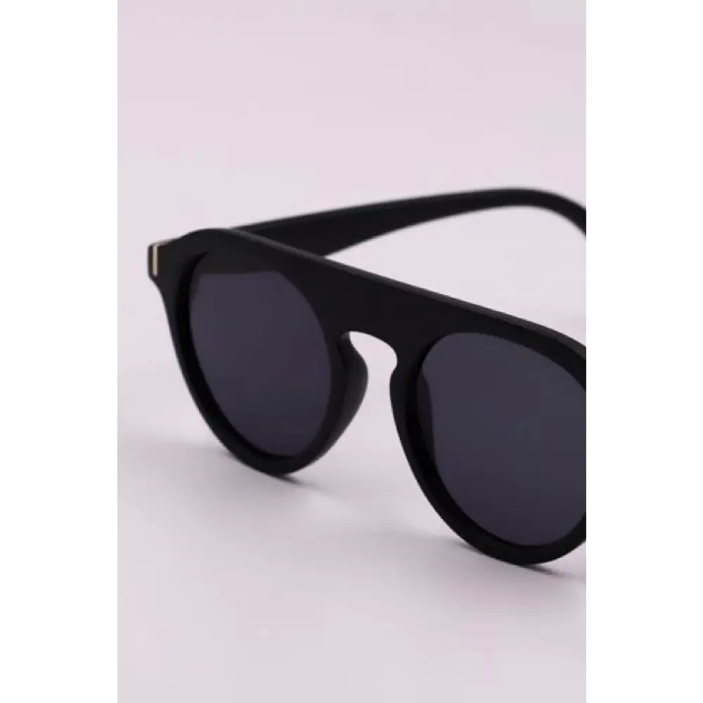 Stylish Round Polycarbonate Rim Sunglasses for Your Activewear Look